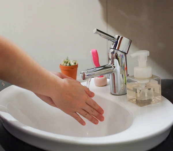 Mujer Asiática Piel Clara Lavándose Las Manos Lavabo Del Baño —  Fotos de Stock