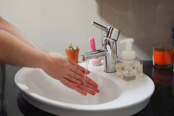 Mujer Asiática Piel Clara Lavándose Las Manos Lavabo Del Baño — Foto de Stock