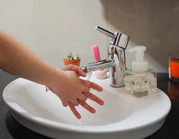 Azjatka Jasnej Skórze Spłukuje Ręce Umywalce Wykazuje Higienę Czystość Zapobieganiu — Zdjęcie stockowe