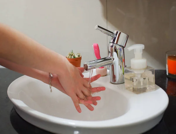 Azjatka Jasnej Skórze Spłukuje Ręce Umywalce Wykazuje Higienę Czystość Zapobieganiu — Zdjęcie stockowe