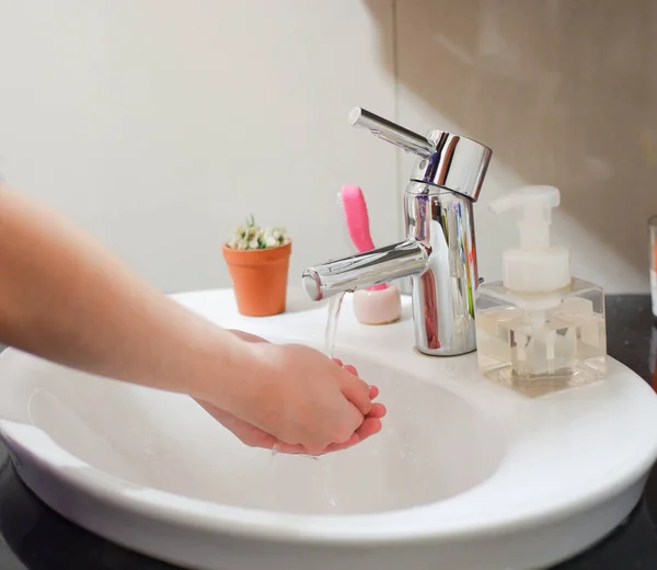 浅色的亚洲女人在浴室水池里洗手 显示卫生和清洁 以防止病毒或细菌传播 — 图库照片