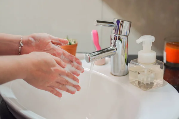 Jasnoskóra Azjatka Myjąca Piankowe Ręce Umywalce Mydłem Wykazuje Higienę Czystość — Zdjęcie stockowe
