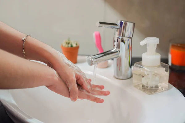 Jasnoskóra Azjatka Myjąca Piankowe Ręce Umywalce Mydłem Wykazuje Higienę Czystość — Zdjęcie stockowe