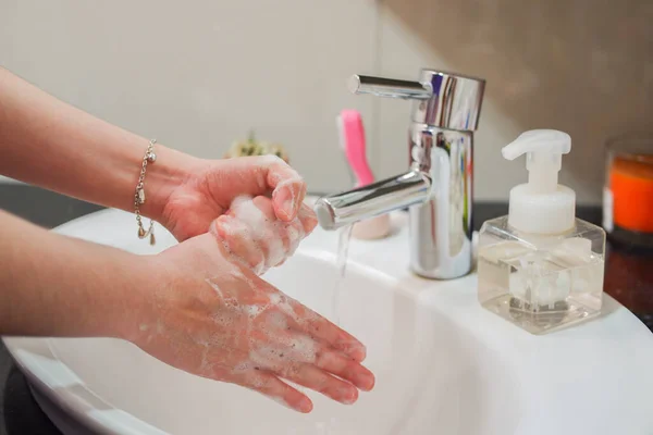 Светлокожая Азиатка Моющая Пенные Руки Раковине Ванной Мылом Показывает Гигиену — стоковое фото