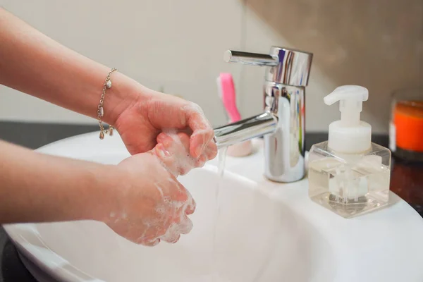 Lichte Aziatische Vrouw Wassen Schuimige Handen Badkamer Wastafel Met Zeep — Stockfoto