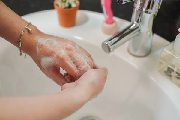 Mulher Asiática Pele Clara Lavando Mãos Espumosas Lavatório Banheiro Com — Fotografia de Stock
