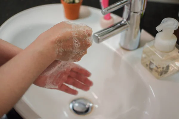 Lichte Aziatische Vrouw Wassen Schuimige Handen Badkamer Wastafel Met Zeep — Stockfoto