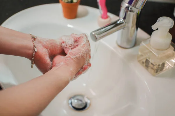 Mulher Asiática Pele Clara Lavando Mãos Espumosas Lavatório Banheiro Com — Fotografia de Stock