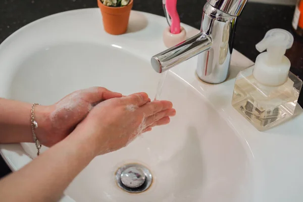 Lichte Aziatische Vrouw Wassen Schuimige Handen Badkamer Wastafel Met Zeep — Stockfoto