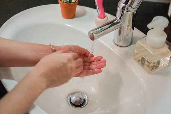 Lichte Aziatische Vrouw Wassen Schuimige Handen Badkamer Wastafel Met Zeep — Stockfoto