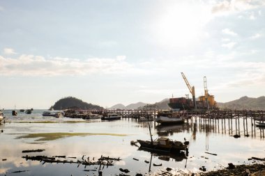 Balıkçı tekneleri ve Labuan Bajo sahilinde bir deniz nakliye aracı.