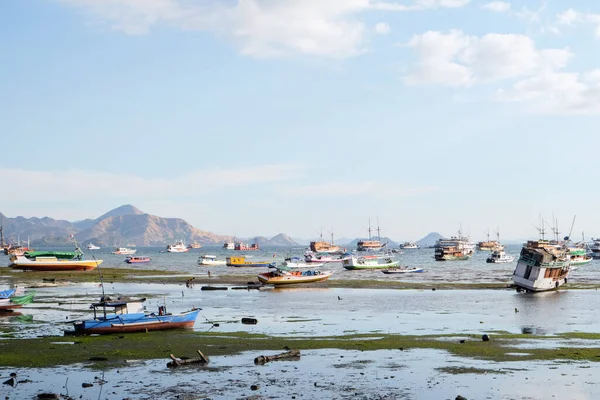 Labuan Bajo海岸にある漁師ボート駐車場 — ストック写真