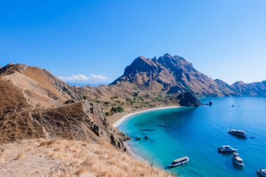 Padar Adası 'ndan manzara, Komodo Ulusal Parkı, Endonezya. Padar Adası sahillerinde bir sürü turist teknesi var..