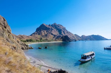 Padar Adası 'ndan manzara, Komodo Ulusal Parkı, Endonezya. Padar Adası kıyısında bir turist teknesi..