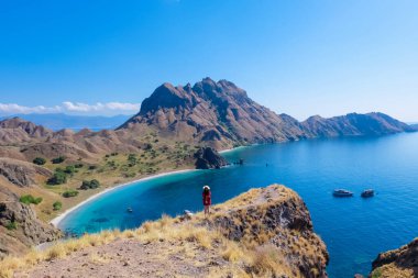 14 Haziran 2018 - Labuan Bajo, Komodo Ulusal Parkı, Endonezya: Kırmızı hırkalı Asyalı kız Padar Adası manzarasının keyfini çıkarıyor