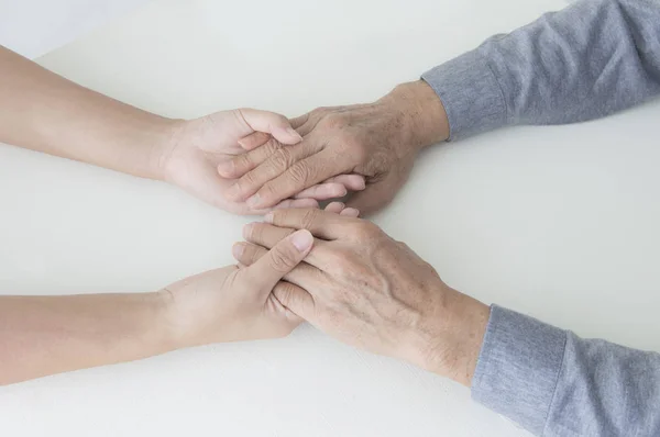 Mannelijke Handen Met Vrouwelijke Handen Geïsoleerd Een Witte Achtergrond Close — Stockfoto