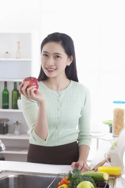 Ung Asiatisk Kvinna Som Står Köket Håller Ett Äpple Och — Stockfoto