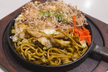 Okonomiyaki, arka plan, üzerine kızarmış erişte yakın çekim