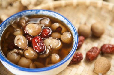 Longan ve arka plan üzerinde kırmızı tarihleri kapat