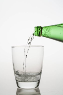 Arka planda, dökme Kupası, içme suyu, yakın çekim