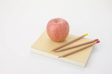 Renkli Kalemler, Elma ve Defter