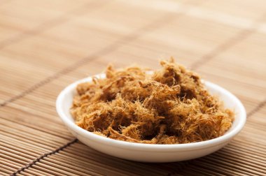 Arka planda Domuz Flos, yakın çekim