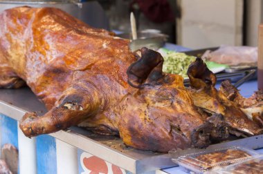 Arka planda Rosto Domuz, yakın çekim