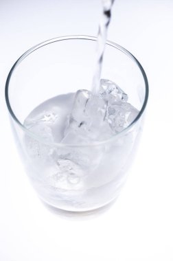 Arka planda, dökme Kupası, içme suyu, yakın çekim