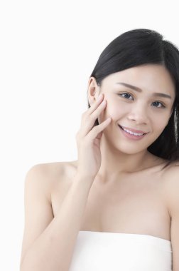 Onun yüzünü ve kameraya gülümseyen Genç Asyalı kadın eller,