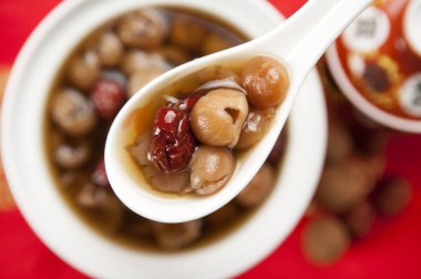 Longan ve arka plan üzerinde kırmızı tarihleri kapat