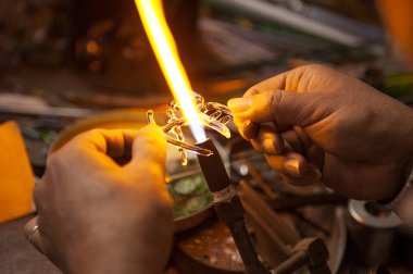 Cam, zanaat, ateş, adam iş başında.