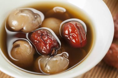 Longan ve arka plan üzerinde kırmızı tarihleri kapat