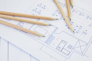 Ofisteki tabloda çizimleri olan mimari araçlar