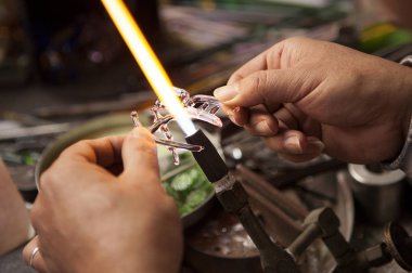 Cam, zanaat, ateş, adam iş başında.