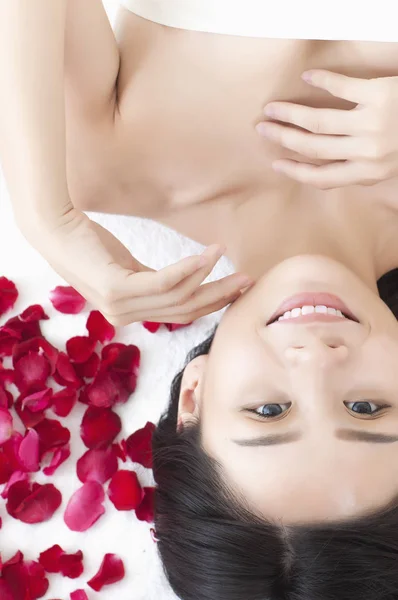 Joven Mujer Asiática Acostada Cama Con Rosas Sonriendo Cámara — Foto de Stock