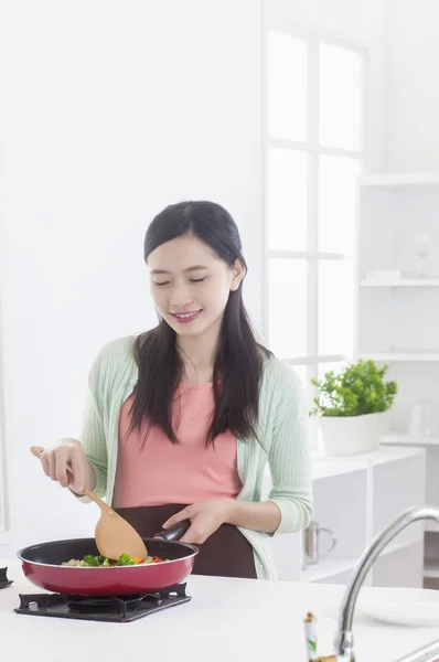 Ung Asiatisk Kvinna Som Står Köket Leende Matlagning — Stockfoto