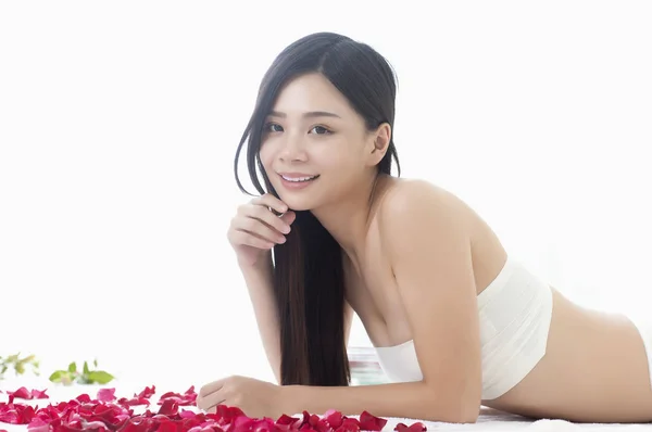 Jeune Femme Asiatique Couchée Sur Lit Avec Des Roses Souriant — Photo