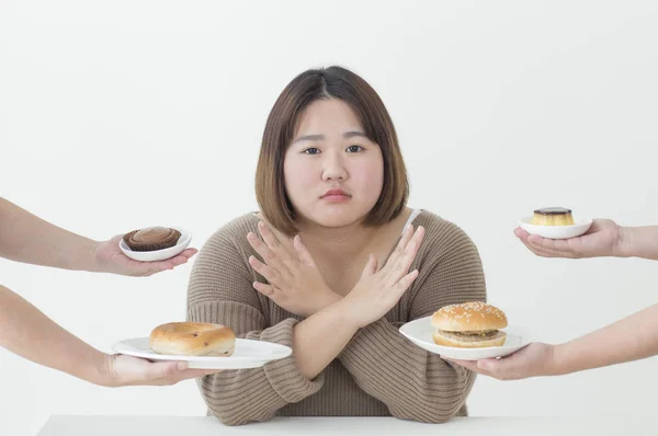 Jovem Gordura Mulher Asiática Mãos Cruzadas Dizendo Não Alguns Alimentos — Fotografia de Stock