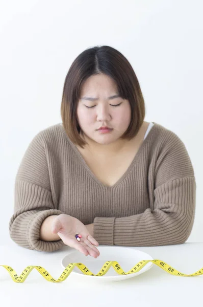 Jong Vet Aziatisch Vrouw Holding Aantal Pillen Kijken Boos — Stockfoto