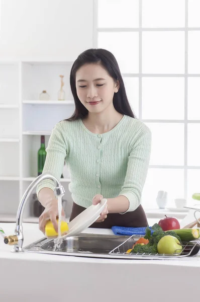 Ung Asiatisk Kvinna Som Står Köket Leende Diska — Stockfoto