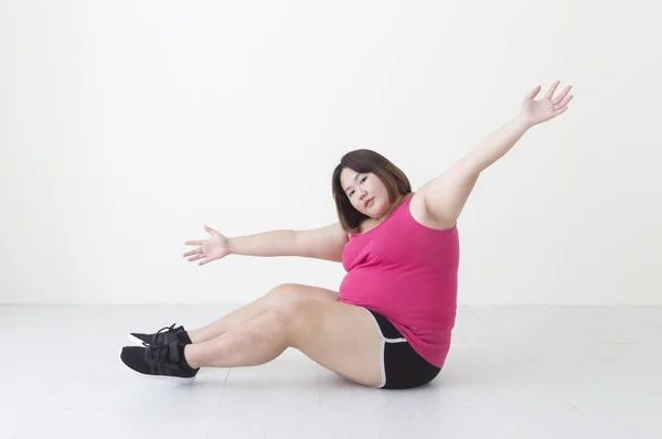 Joven Mujer Asiática Gorda Sentada Suelo Manos Arriba Sonriendo Cámara — Foto de Stock