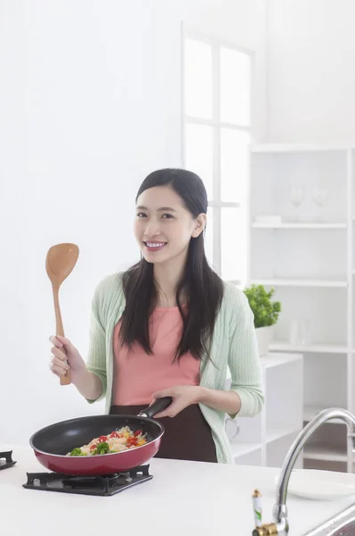 Ung Asiatisk Kvinna Stående Köket Matlagning Och Ler Mot Kameran — Stockfoto