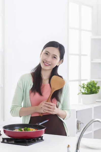 Ung Asiatisk Kvinna Som Står Köket Håller Spis Och Ler — Stockfoto
