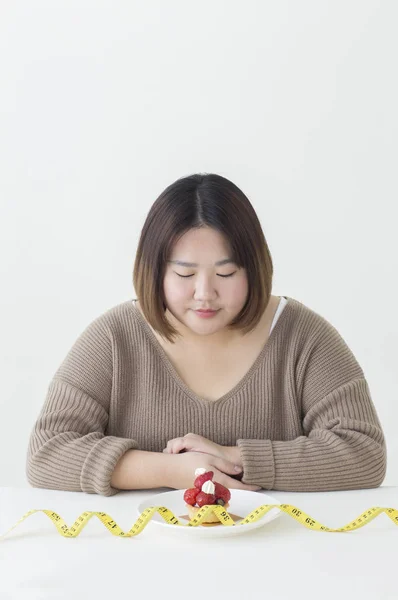 Jovem Gordura Ásia Mulher Olhando Para Alguns Alimentos — Fotografia de Stock