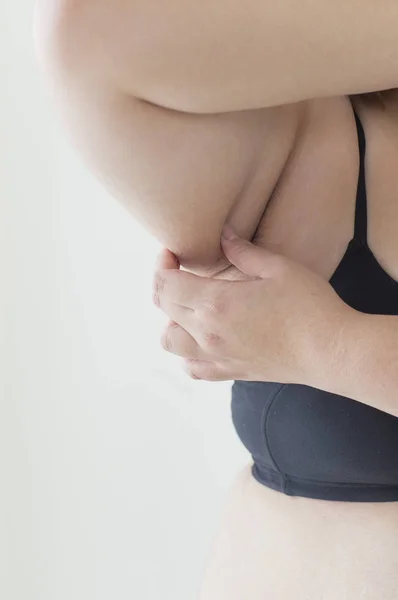 年轻的肥胖亚洲女人捏着自己的身体 — 图库照片