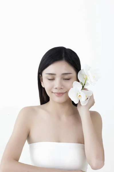 Jovem Mulher Asiática Segurando Uma Flor Lado Dela Com Olhos — Fotografia de Stock