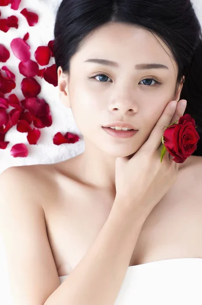 Jeune Femme Asiatique Couchée Sur Lit Avec Des Roses Mains — Photo