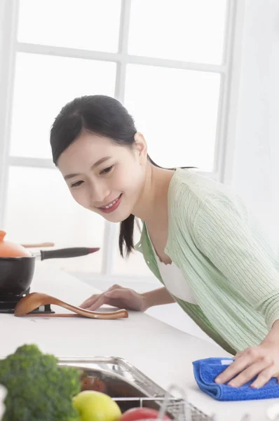 Ung Asiatisk Kvinna Som Står Köket Och Städar Köket Och — Stockfoto