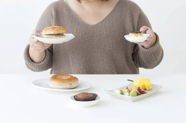 Wanita Asia Gemuk Muda Memegang Beberapa Makanan — Stok Foto