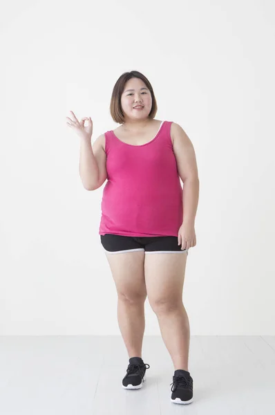 Jovem Mulher Asiática Gorda Fazendo Uma Pose Sorrindo Para Câmera — Fotografia de Stock